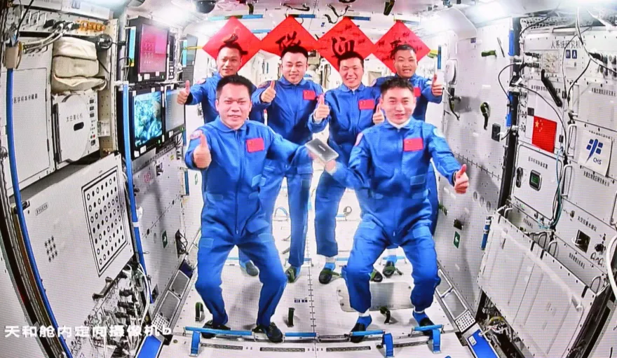 影/神舟18號航天員「太空會師」神17乘組　激動相擁比讚拍「全家福」
