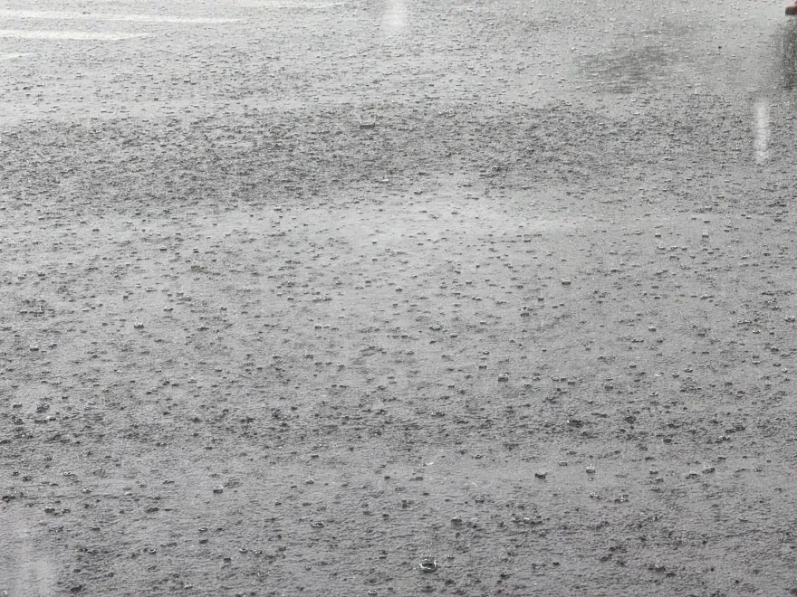 出門帶傘！今變天「雷雨炸全台」　5/1轉涼降溫10度
