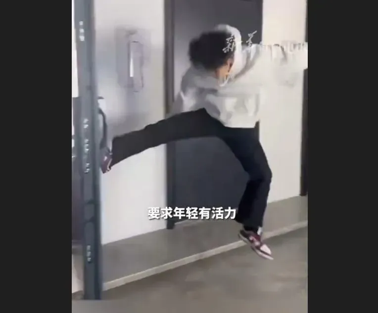影/每天踹門還有錢拿！「試踹員」職業爆紅　月薪22K週休二日還包吃