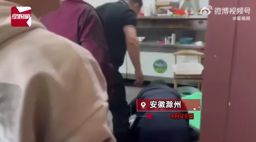 影/火氣大！顧客嫌「上菜速度慢」怒衝進內場理論　廚師慘遭撂倒在地