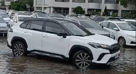 雨彈狂轟全台！嘉藥停車場成「水上樂園」　中山大學「宿舍慘淹」學生狂鏟水