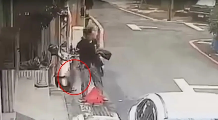 影/怪男路邊「持長槍咆哮」！警查獲12把長短槍　他喊：都是我女友