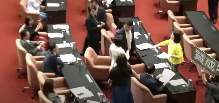 影／「我有欠你嗎？」國會改革案表決大戰　范雲慘遭咆哮噴了滿臉口水