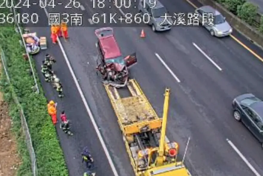 快訊/國道3號南向嚴重車禍！大貨車與轎車相撞　車頭全毀「回堵5K紫爆」