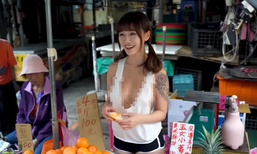 影/火辣馬尾妹「沒穿內衣」士林菜市場賣水果！轉身超巨車頭燈掉出　IG找到了