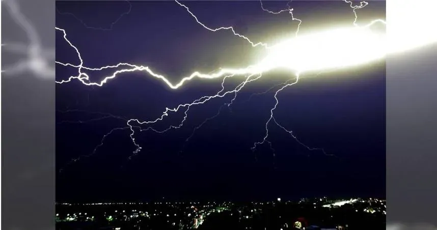 比雨神同行更猛烈！攝影同好抓拍「雷神發威」驚人瞬間