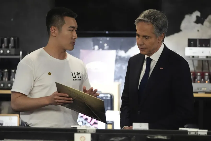 影/布林肯返美前衝唱片行！買泰勒絲、竇唯黑膠留念　不忘展開「音樂外交」