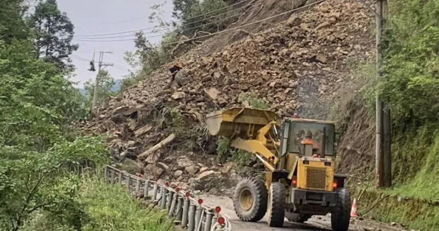 地震＋暴雨！宜蘭台7甲線「米摩登路段」土石坍方阻斷雙向　中午前搶通