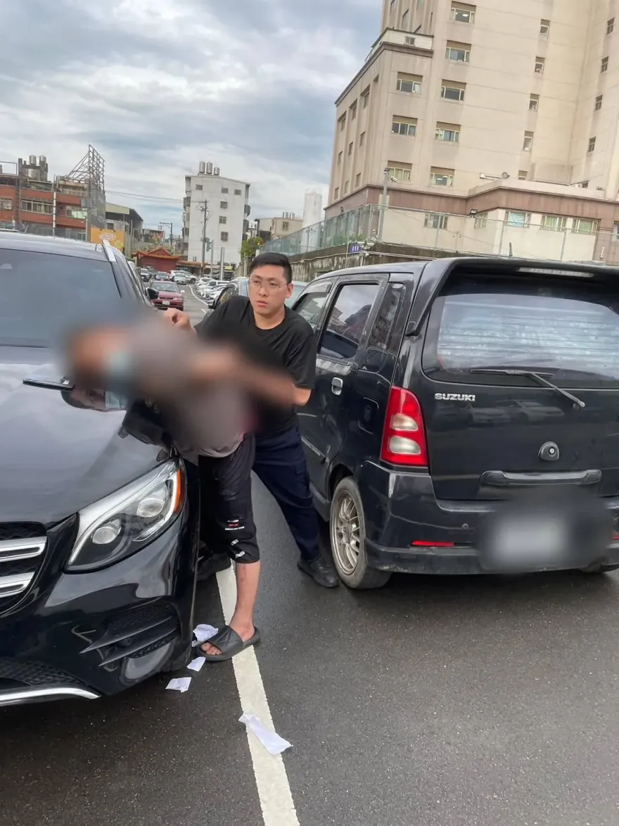 被逮畫面曝！男撞掉貨櫃「怕通緝身分曝光」下秒落跑　聯結車撞上駕駛過世了