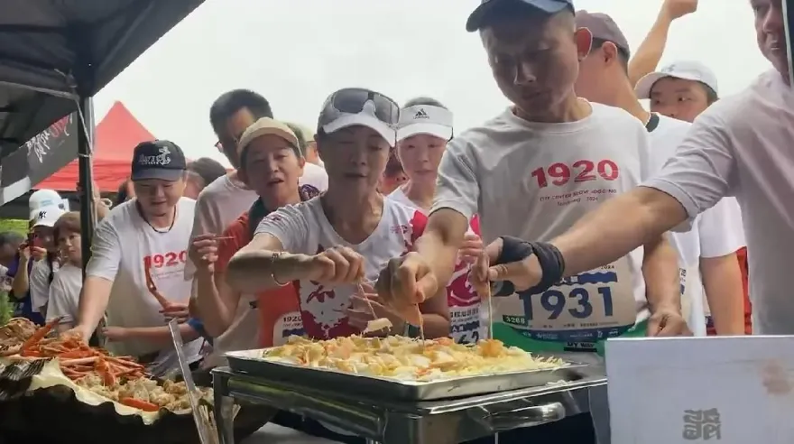影/全台最狂「痛風」超慢跑！超奢華補給龍蝦、松葉蟹、烤山豬隨你吃