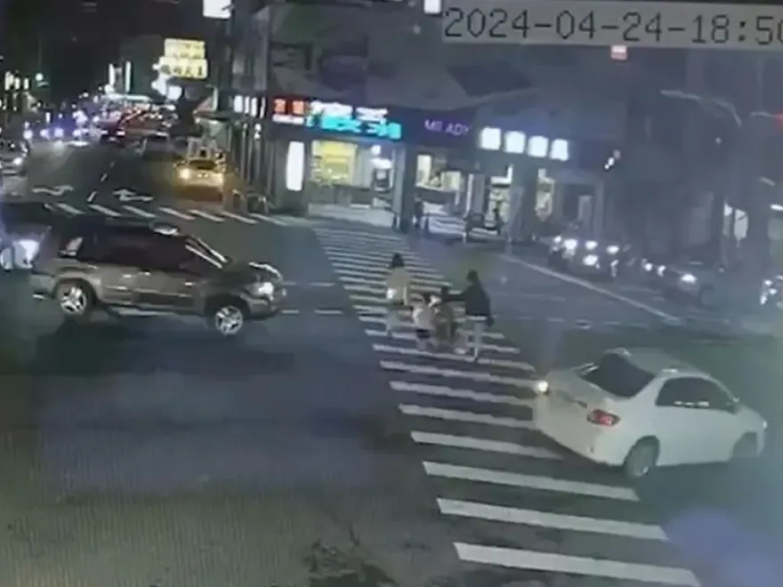 影/台中1家4口牽手過馬路　休旅車未禮讓衝撞22歲女！驚險畫面曝光