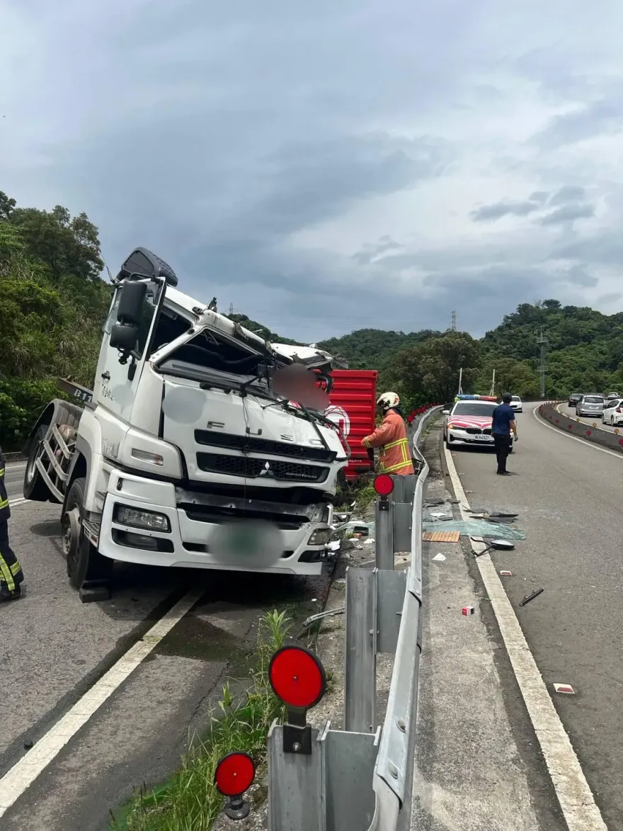 快訊/國道1號汐止交流道「貨櫃車翻車」意外！駕駛困撞爛車頭　緊急救出送醫