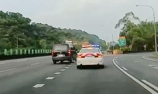 影/這違規有聲音！休旅車國3囂張跨越雙白線　「紅斑馬」在後秒攔下他笑翻