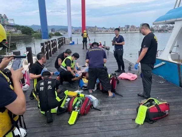 快訊/有人掉下去了！台北橋三重端50歲婦落水　OHCA送醫搶命中