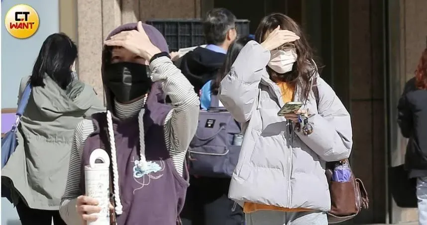 他目測6成路人戴緊緊！網曝「甩不開口罩」原因：多人打噴嚏不遮