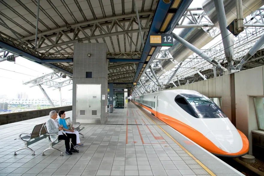 「偷坐」高鐵商務座被抓！　老翁惱羞「痛罵」列車長：為了235元要讓我丟臉
