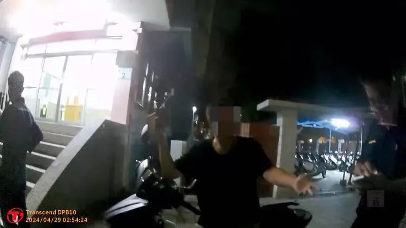 神明指示你向警局丟鞭炮？莽男跟拉麵店起糾紛竟拿阿sir發洩鏘到爆