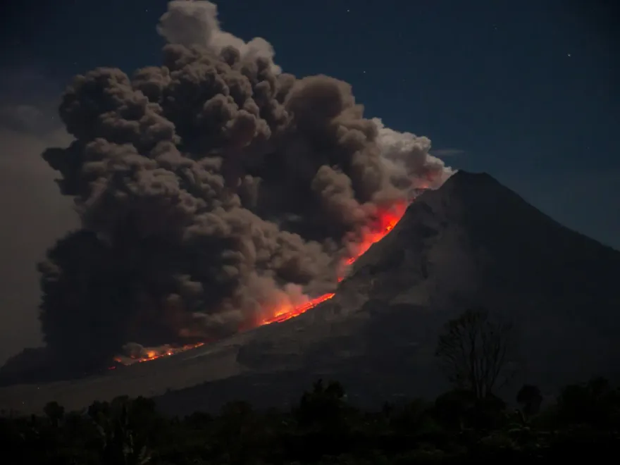 影/噴煙19公里高！印尼魯昂火山凌晨大噴發　警戒急升「最危險等級」