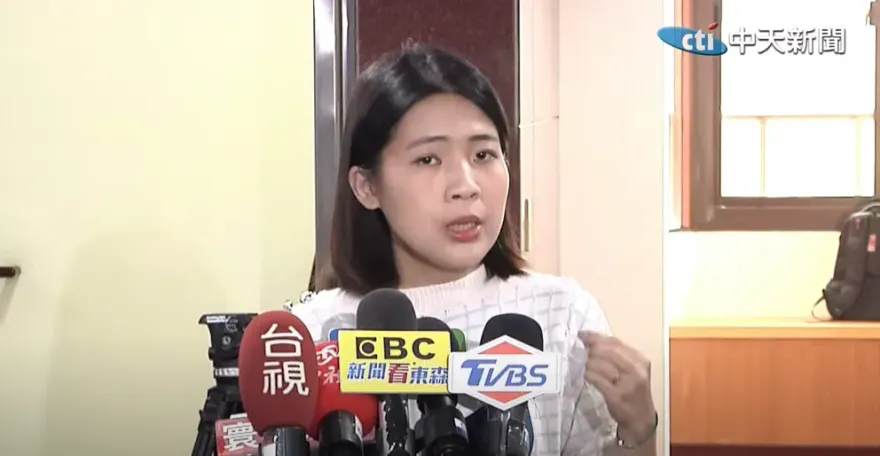 影/王義川開酸又裝窮  徐巧芯哽咽反擊：養尊處優的人憑什麼比手劃腳