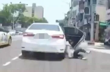 影/女版成龍？高雄狂女跟家人吵架竟當街跳車　翻滾險遭輾