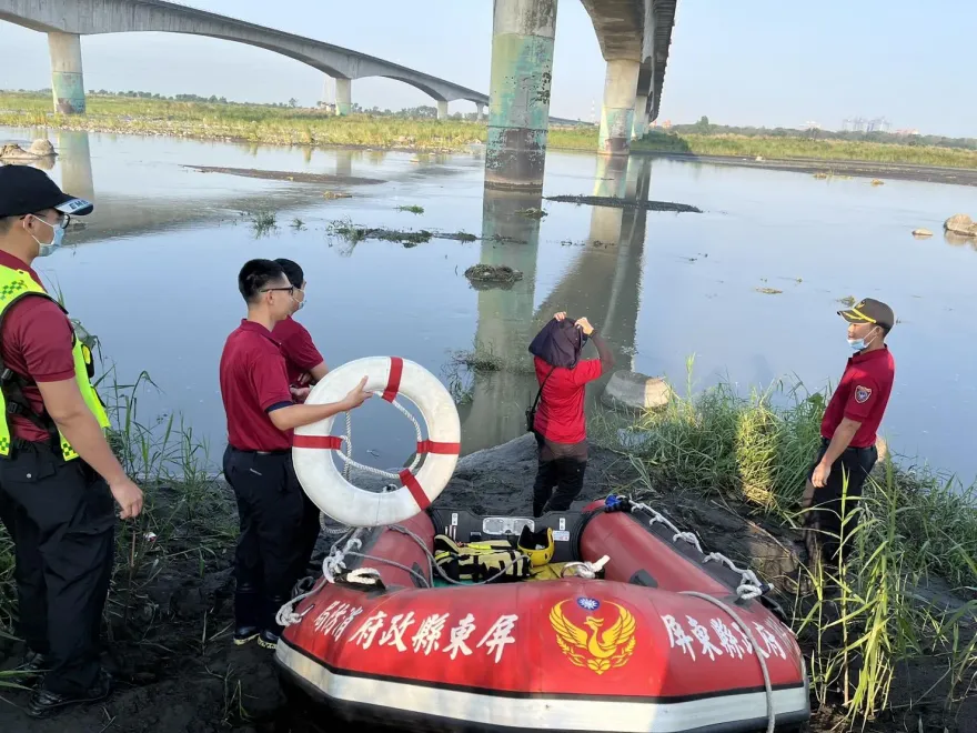 影/高屏大橋男子墜橋！警消摸黑搜救未見蹤影　今早尋獲遺體