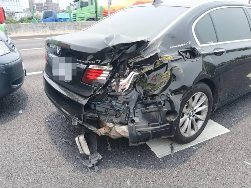 國1南向內壢段嚴重車禍！「5車追尾」600萬BMW頭尾撞爛　1人送醫