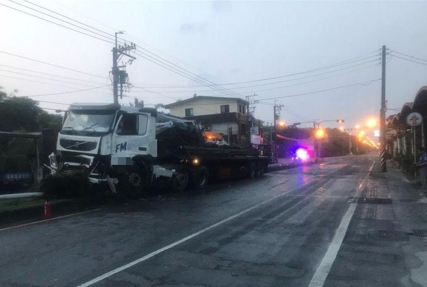 宜蘭壯圍街頭凌晨現火球！曳引車撞斷路燈　駕駛命大僅手腳擦挫傷