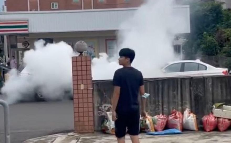影/雲林警包夾逮詐團！車手「燒胎」狂噴白煙逃不掉　前後都是偵防車