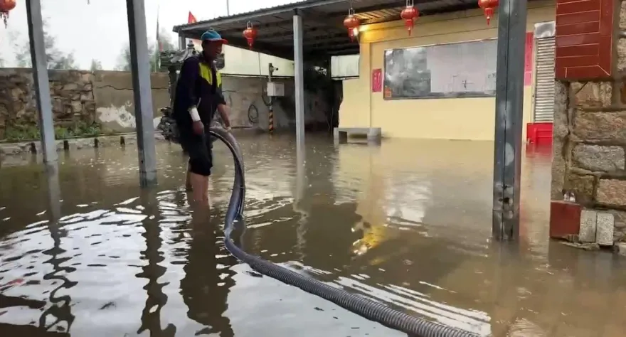 影/雨彈炸金門！來鳳宮「水淹到小腿」　4月雨量破8年紀錄