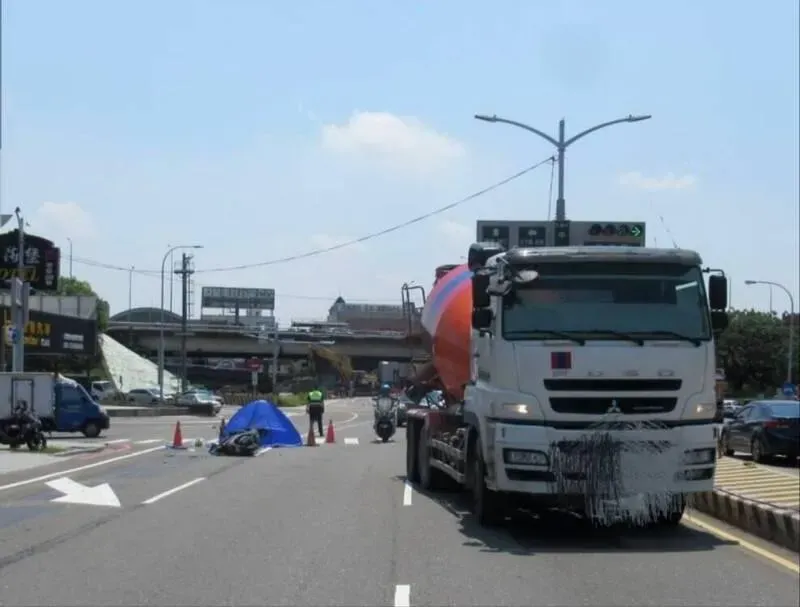 內輪差奪命！預拌混凝土車右轉擦撞機車　台南7旬女騎士遭輾斃亡