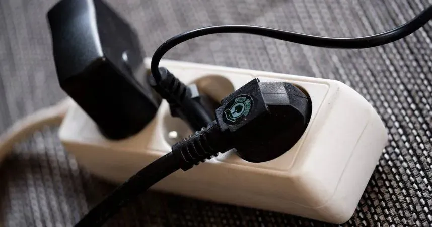 延長線斷裂漏電「小孩遭電擊」！母親急拉開…結果一同身亡