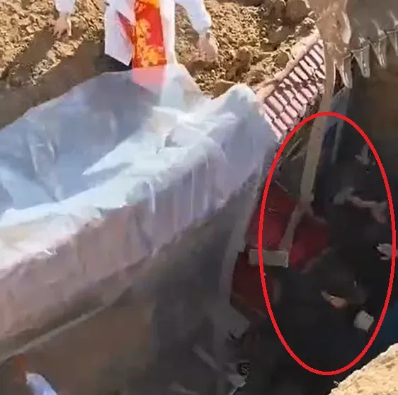 影/悚！土葬入棺突坍方　至少3人遭活埋「生死未卜」