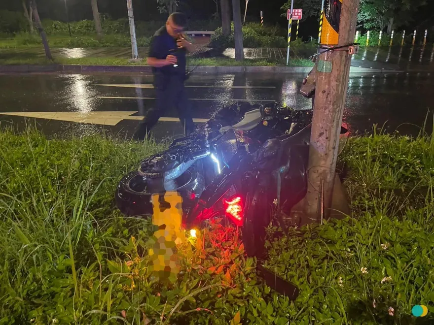 快訊/新北鶯歌死亡車禍！男騎大型重機自撞分隔島　連人帶車噴飛慘亡