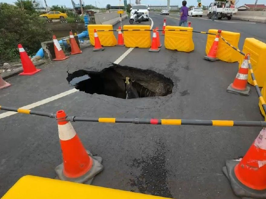 快訊/台南城西路「驚見大天坑」！已封閉道路單向通車