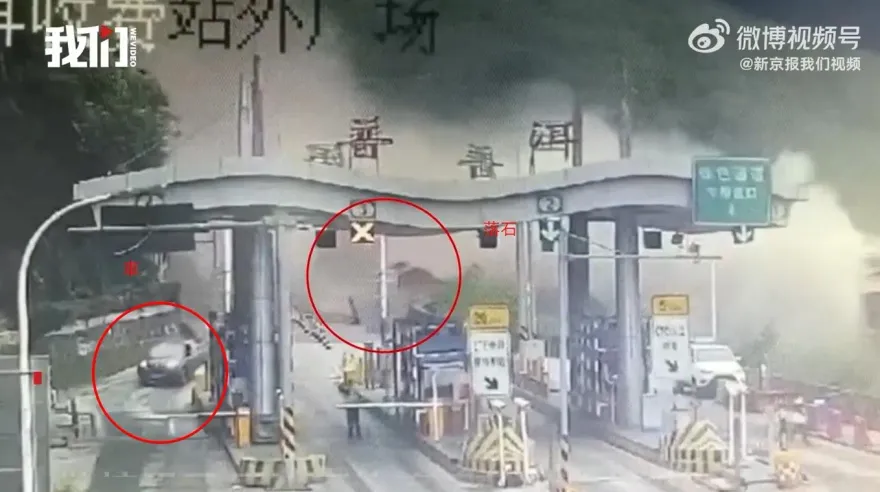 影/驚險瞬間！收費站旁突現山崩　巨石滾落轎車猛踩油門逃過一劫