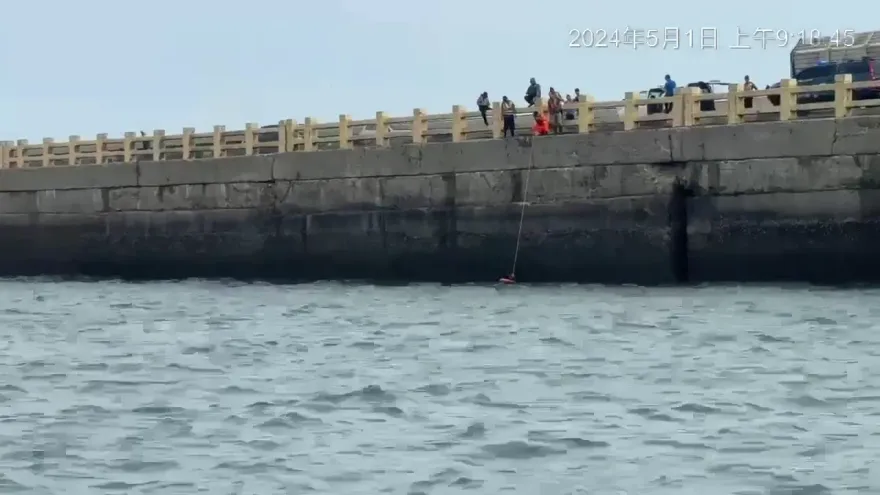 腳滑！梧棲北堤釣客突墜海　有穿救生衣成功獲救