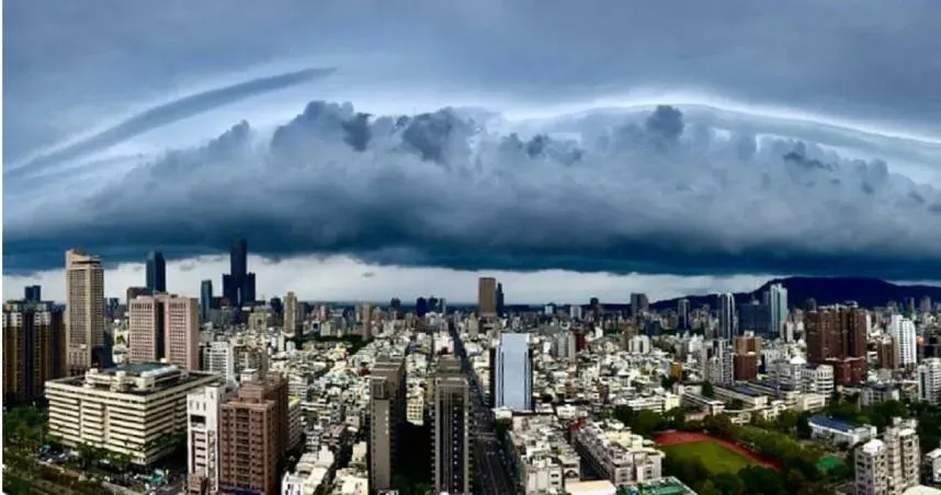 超黑烏雲殺來！鄭明典曬「風暴前導雲」照　全網驚呆了