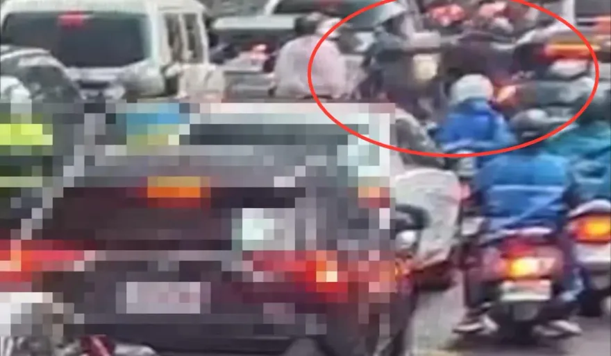 影/2機車騎士互不相讓車陣中互毆　警：最高可罰1.8萬