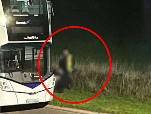 戶外運動被抓包！公車司機路邊「打野戰」遭開除　辣妹「跪地吞吐」被拍