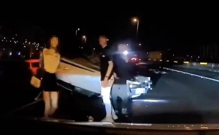 影/差點7天後回家！彰化國1深夜撞翻車　短褲妹站車前閃手機