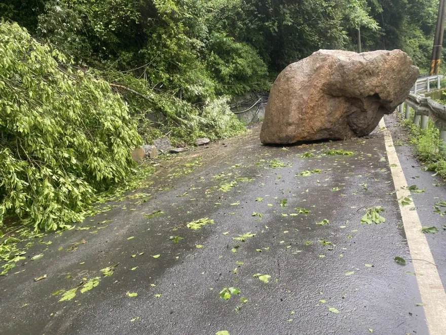 快訊/南投力行產業道路「驚見大落石」！堪比「9人座廂型車」　僅小車可通行