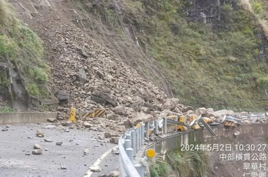 快訊/中橫91.5k大雨釀坍方！雙向路斷緊急搶修　預計14:00全線通行