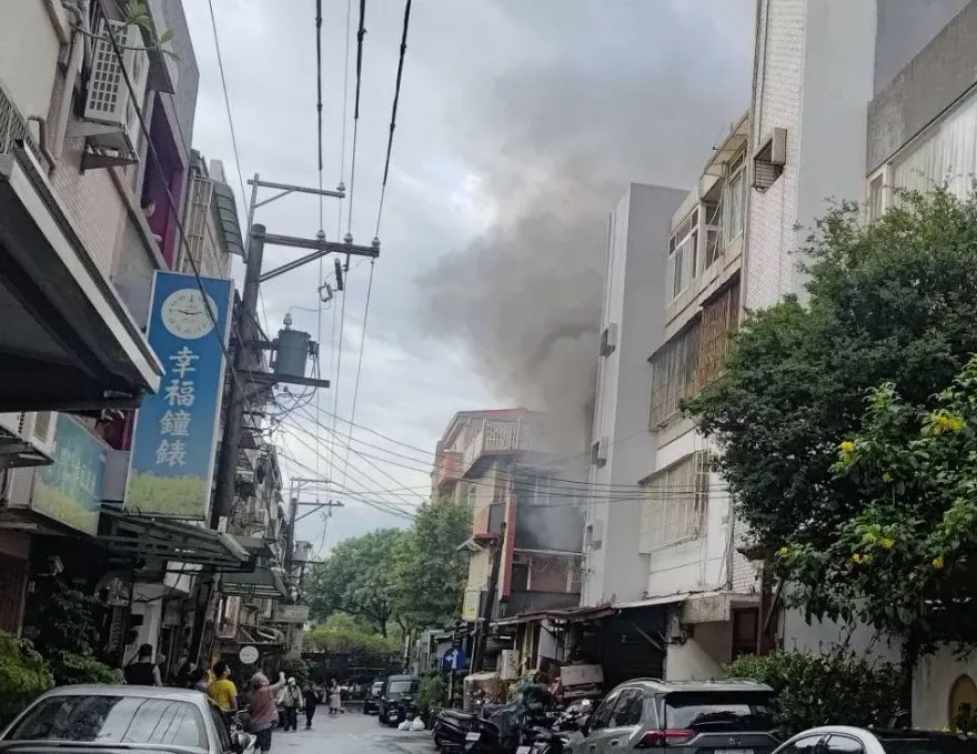 東海藝術街商圈公寓清晨火警！2樓竄火舌10消防車灌救　幸無人受困