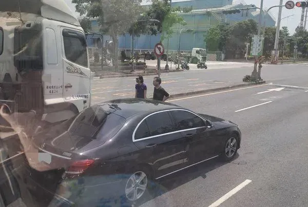 快訊/高雄小港「連環撞車禍」！拖板車追撞賓士　車頭全毀碎片掉滿地