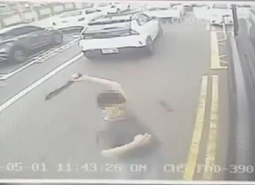 影/忿前面太慢又超不過去！竹北路怒男開山刀削公車　司機差點斷臂
