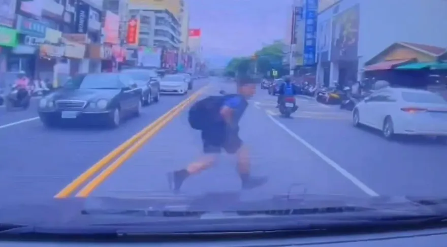 影/高雄男童從對向車陣「竄出」！女駕駛嚇到尖叫　警將罰監護人