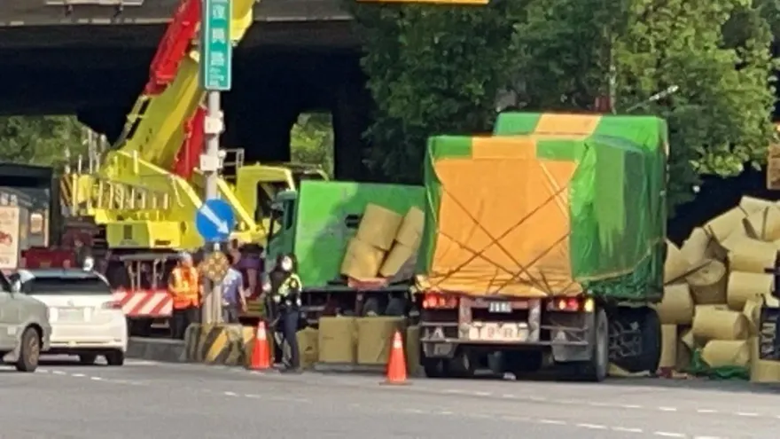 快訊/「載冥紙貨車」凌晨不明原因翻覆　幸無人受傷