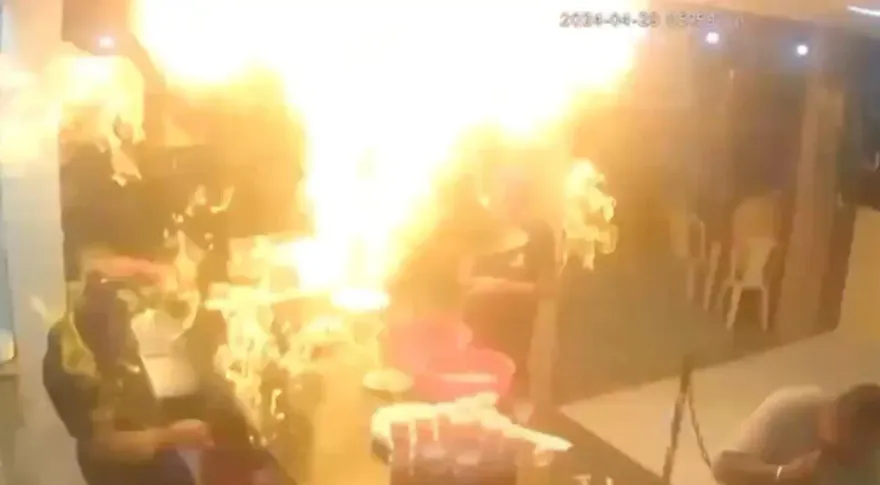 影/火爐旁倒酒精！牛排店「突爆恐怖烈焰」3員工瞬變火人嚴重燒傷