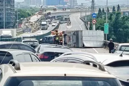 台66線大溪段貨卡大翻車　5車遭波及…不是「屁股」掉就是車頭撞爛