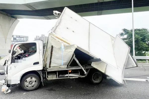 快訊/國1北向桃園段貨車衝護欄撞爛　駕駛噴飛路中央…神奇擦傷躲死劫
